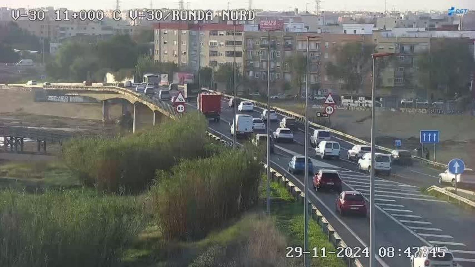 Cues de vehicles a la V-30, este divendres