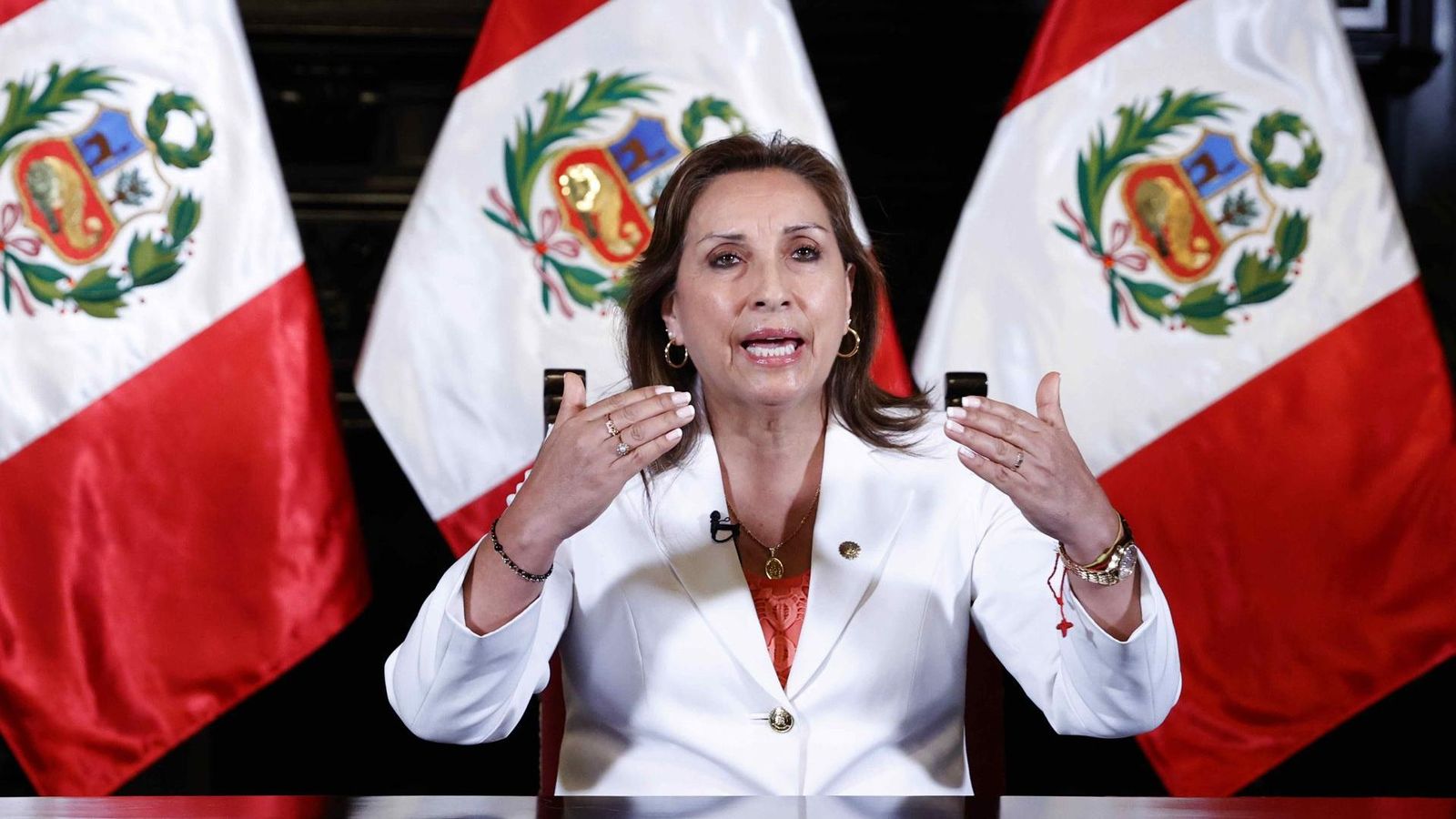La presidenta del Perú, Dina Boluarte, durant la seua compareixença