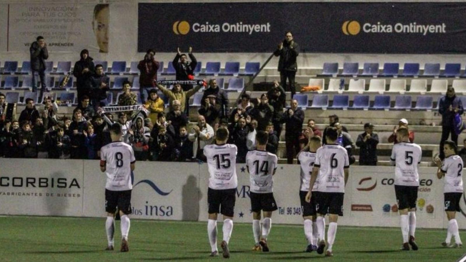 L'afició d'El Clariano ovaciona els seus jugadors després del partit