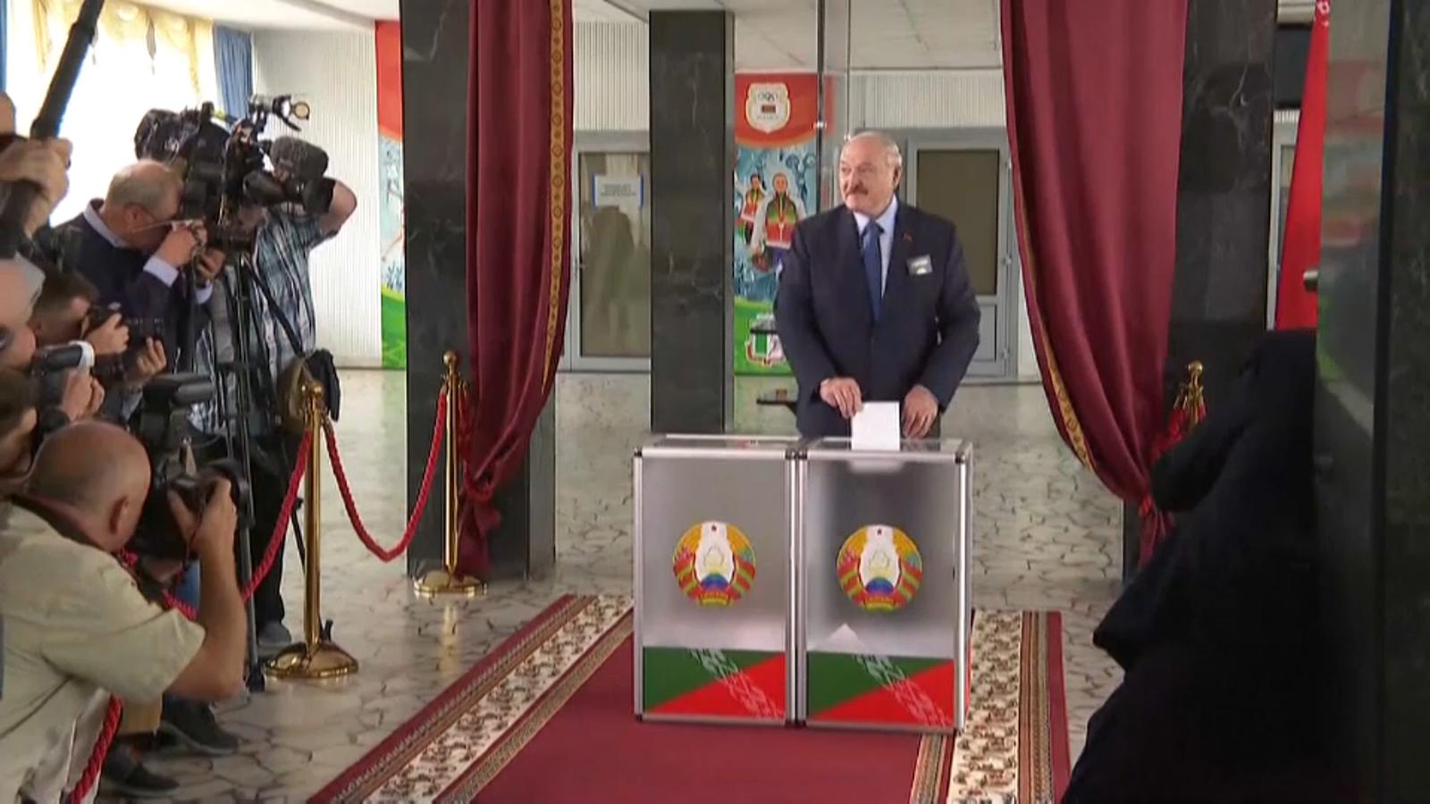 El president de Bielorússia, Aleksandr Lukaixenko, durant els comicis celebrats aquest diumenge al país