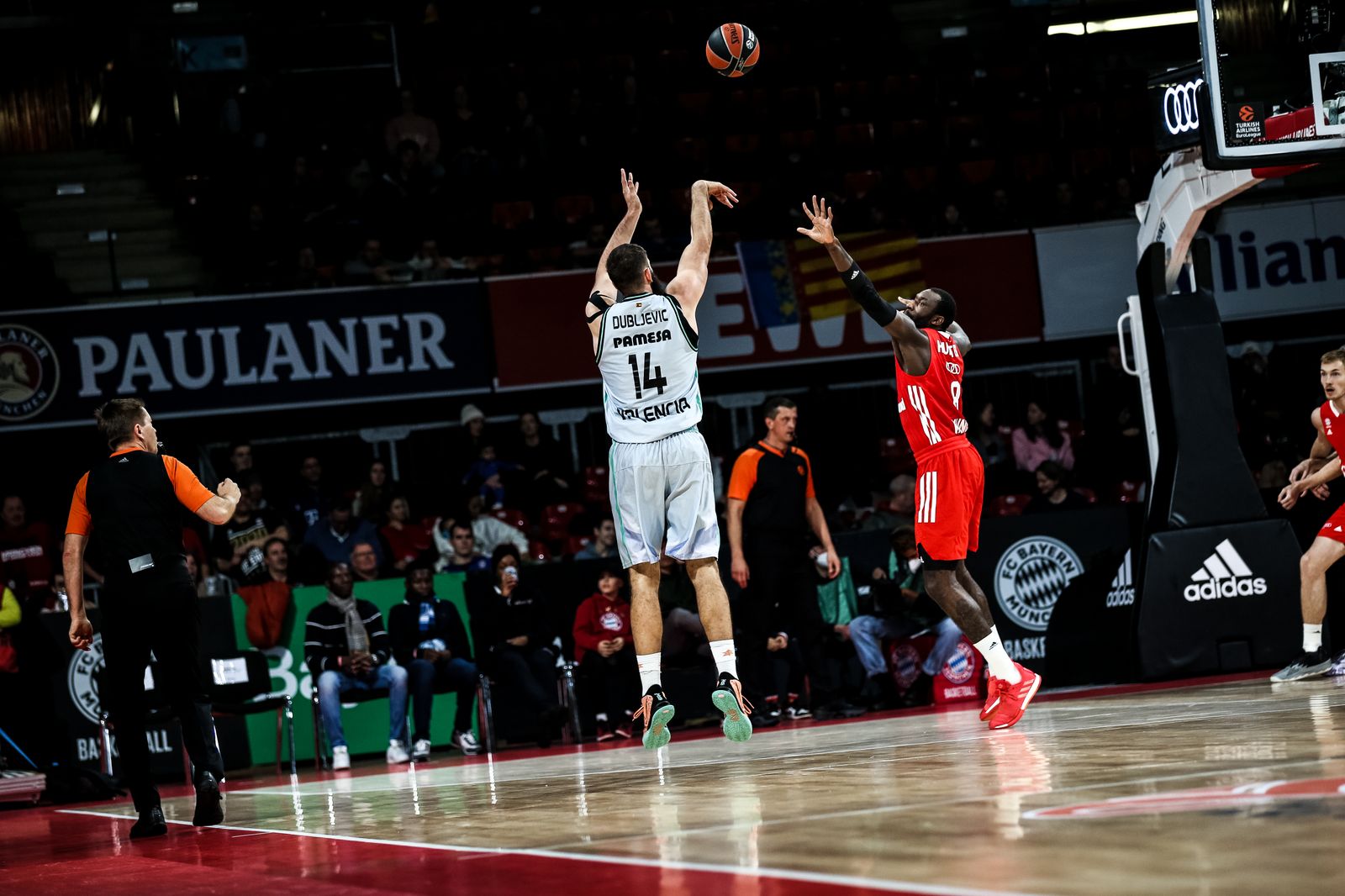 Llançament del pívot taronja, Bojan Dubljevic, al duel d'Eurolliga contra el Bayern