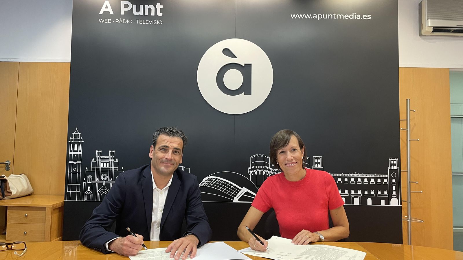 Alfred Costa, director general d'À Punt i Aurora Aranda, directora de Càritas València