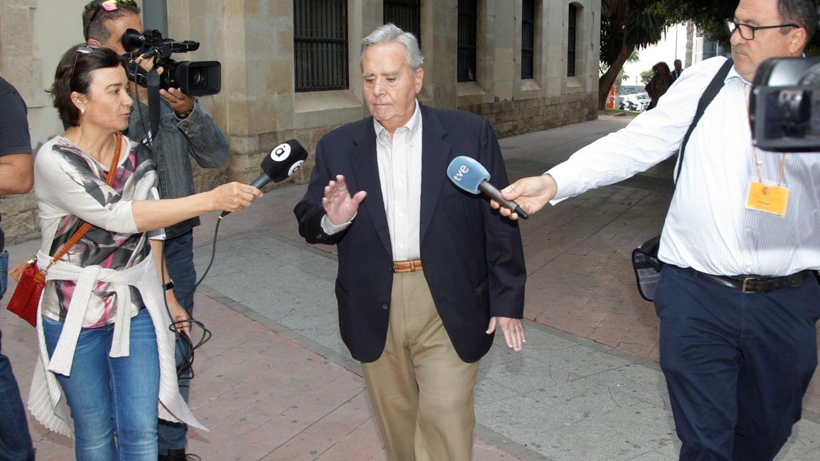 Díaz Alperi a les portes del Palau de Justícia de Benalua