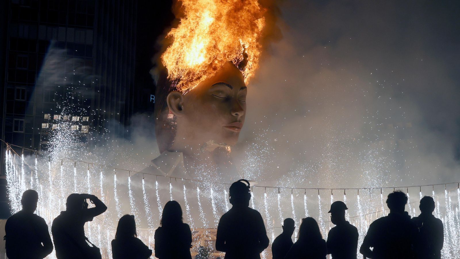 La Meditadora, envoltada de flames durant la Cremà de les Falles 2021