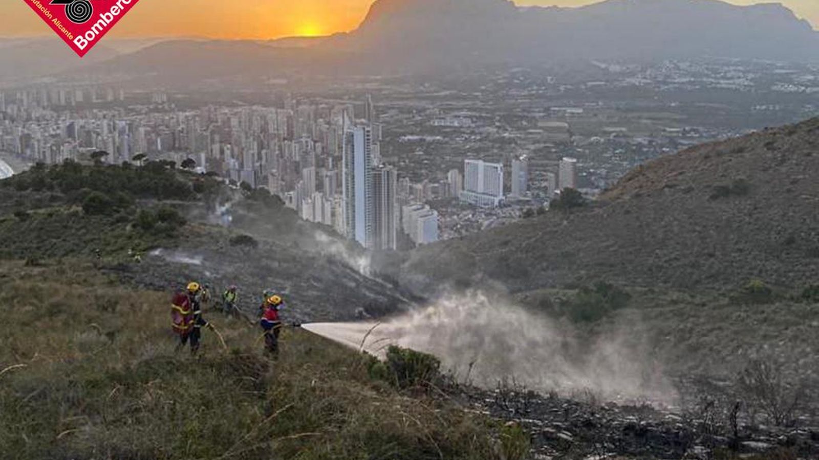 Els bombers treballant en l'extinció