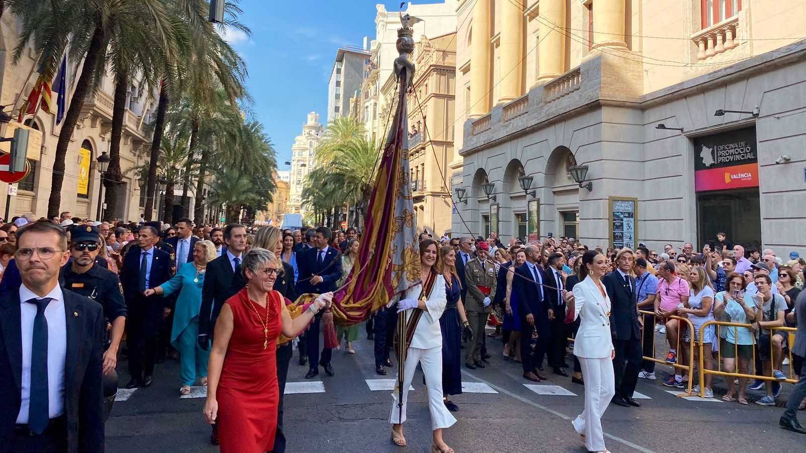 L'alcaldessa de València ha portat la Senyera durant la processó cívica que ha recorregut els carrers del centre de València