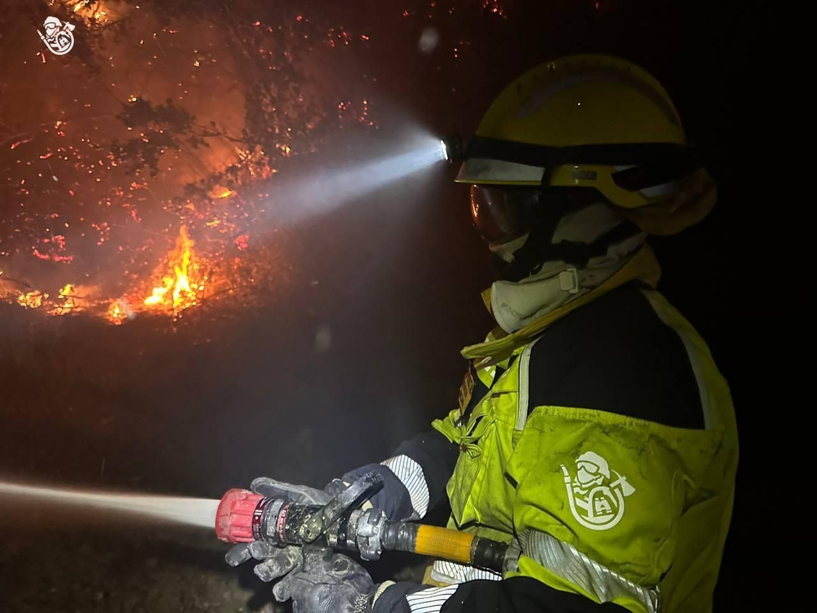 Un bomber treballa en les tasques d'extinció de l'incendi forestal a Montitxelvo