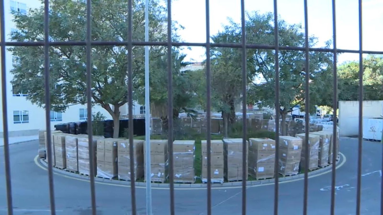 Exterior de l'Hospital General d'Alacant on hi ha caixes de residus