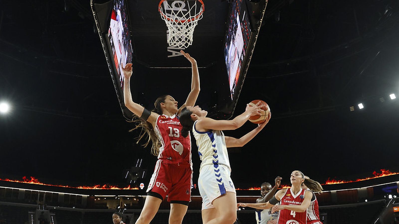 Elena Buenavida, defensada per una jugadora del Casademont Saragossa al Roig Arena