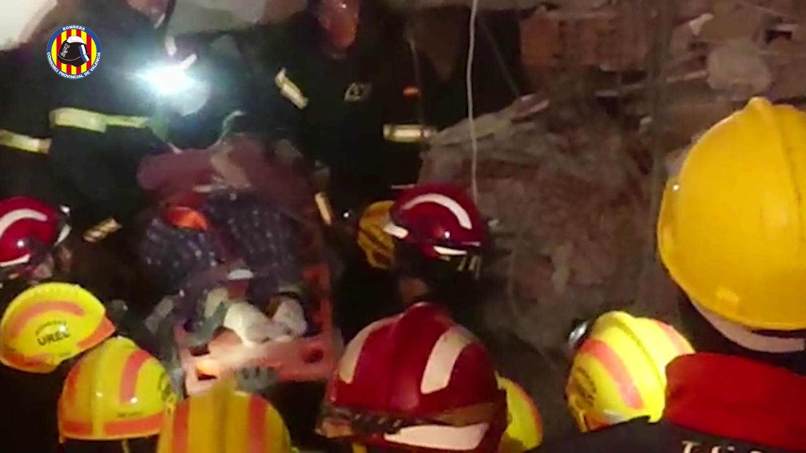 En vídeo, el moment en què una cadena humana trau una de les persones rescatades a Turquia pels bombers valencians
