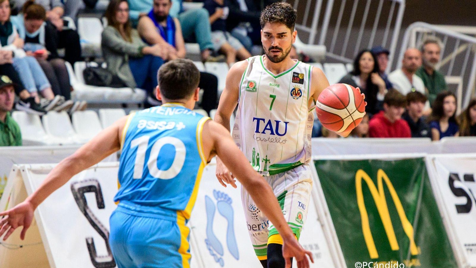Óscar Alvarado, en una acció del partit