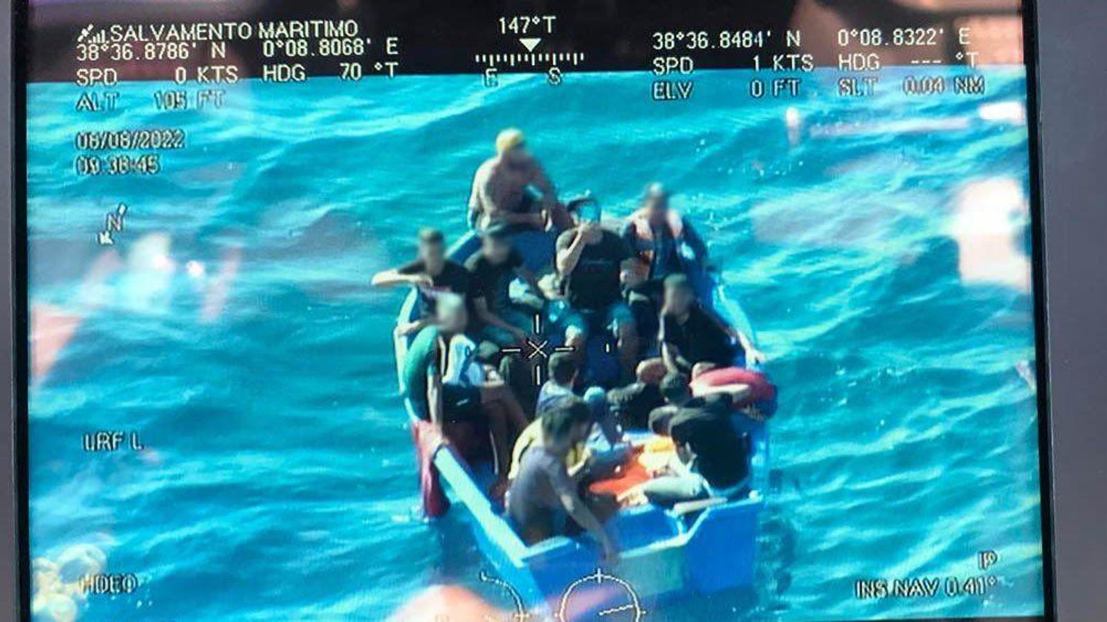 L'embarcació localitzada per Salvament Marítim vista des de l'helicópter d'aquest organisme, instants abans d'activar el rescat