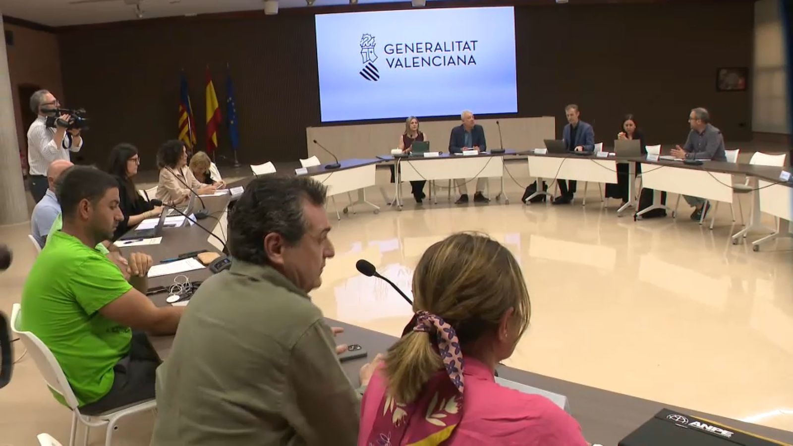 Al fons, la consellera Ortí i el secretari autonòmic McEvoy presidixen la taula sectorial d'Educació amb els sindicats