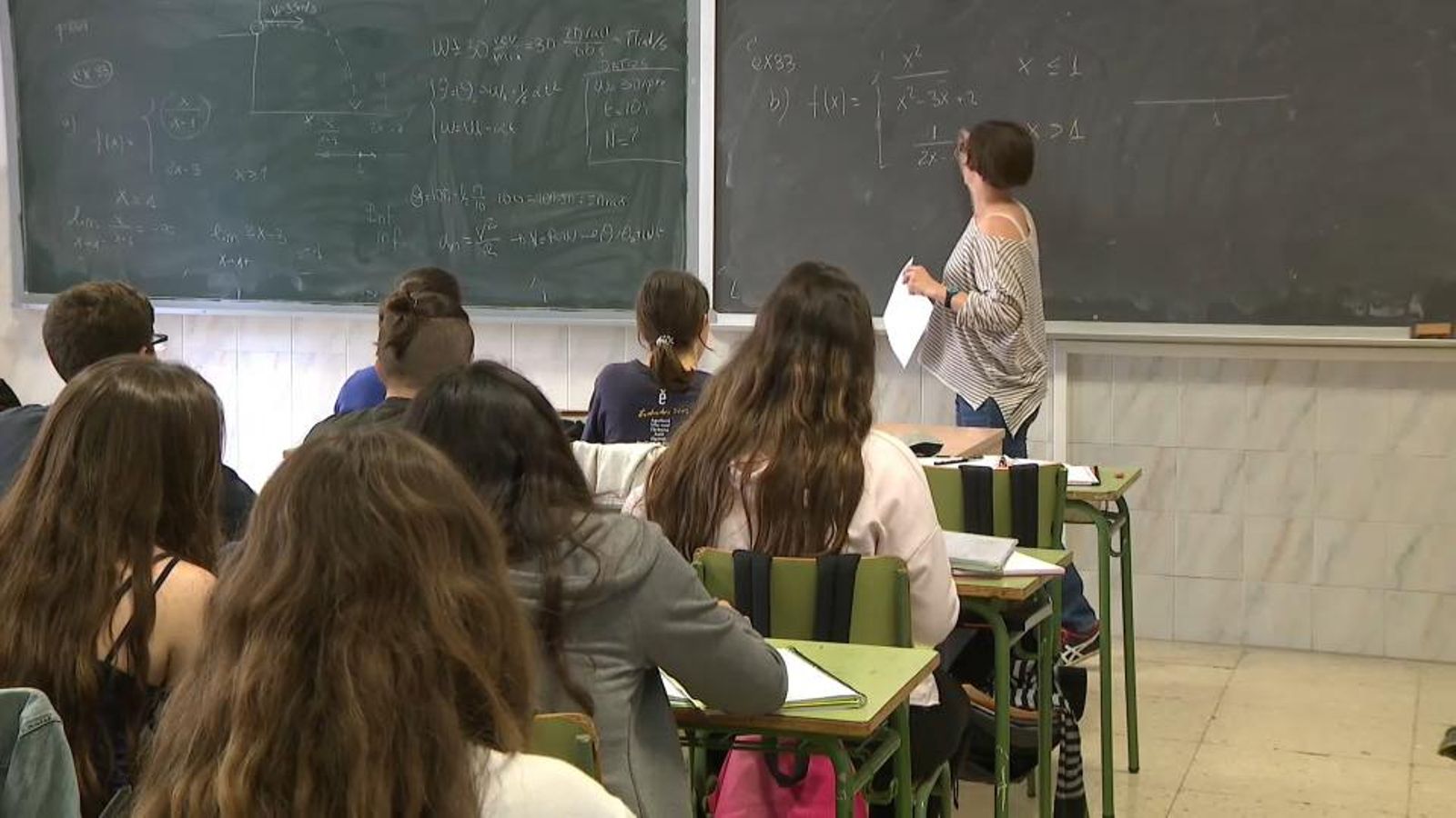 Alumnes en una classe d'un institut en una imatge d'arxiu