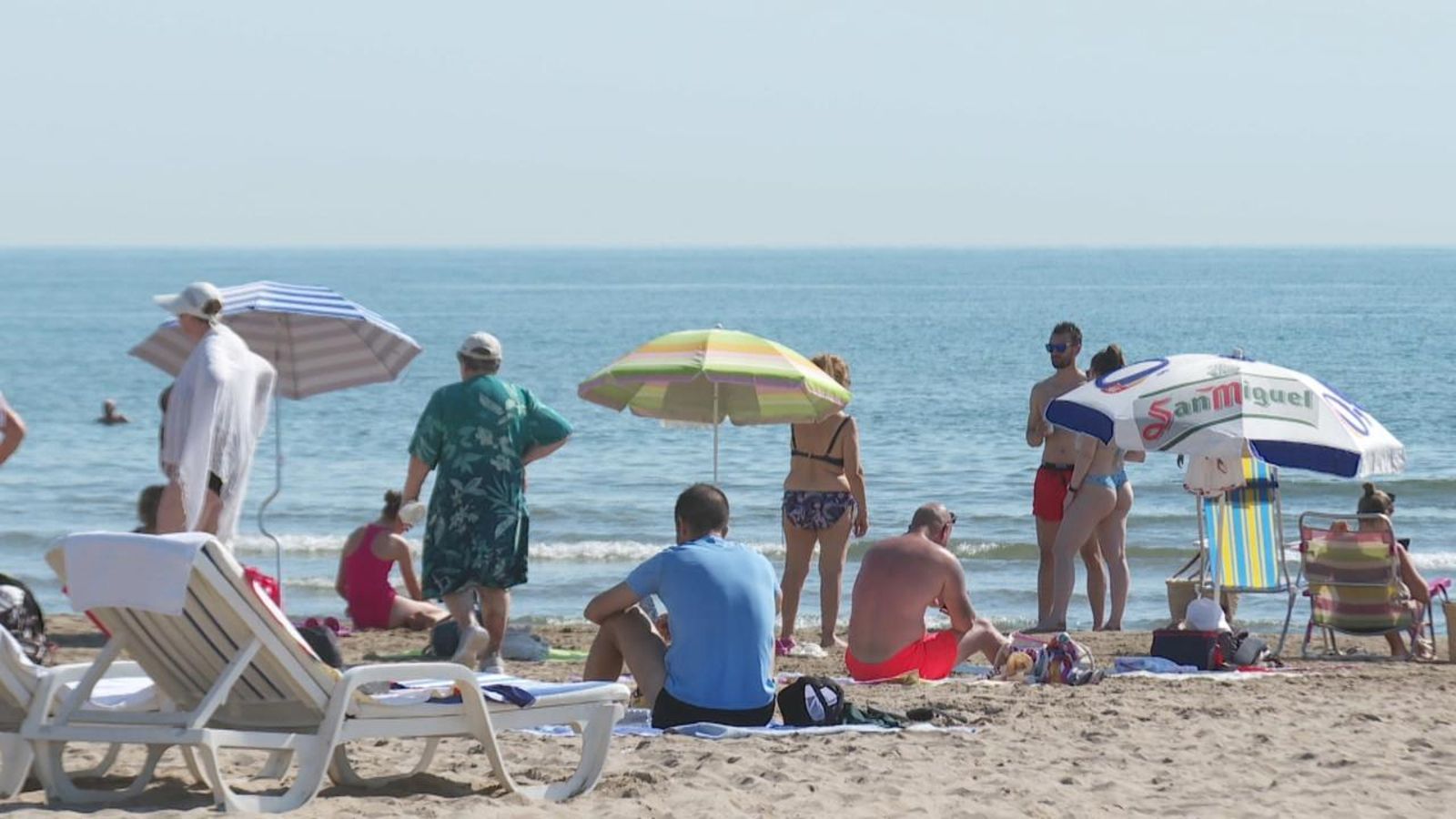 Un grup de turistes descansa en una platja a la Comunitat Valenciana Un grup de turistes descansa en una platja a la Comunitat Valenciana