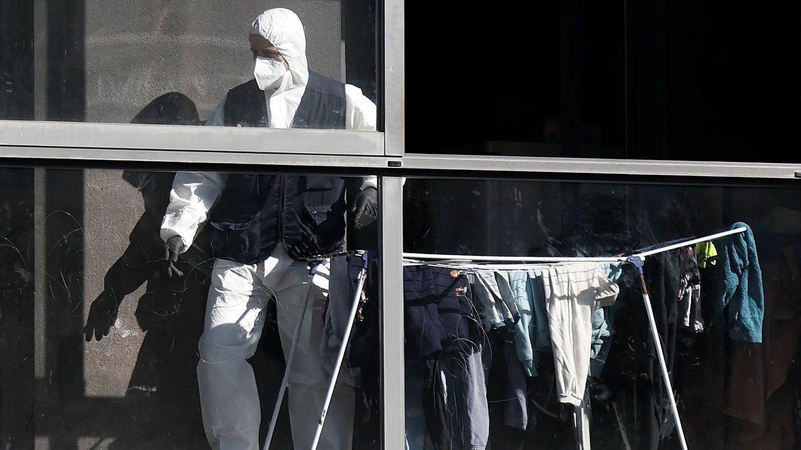 Efectius de la policia en el pis de les víctimes