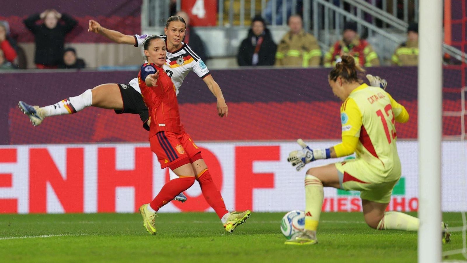 Cata Coll atura una pilota