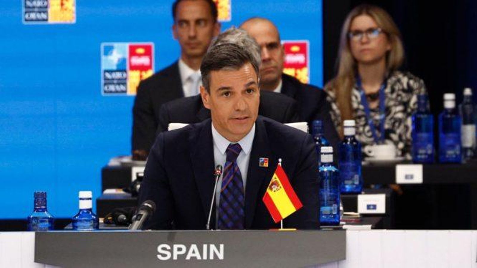 El president del govern espanyol amb la bandera boca avall