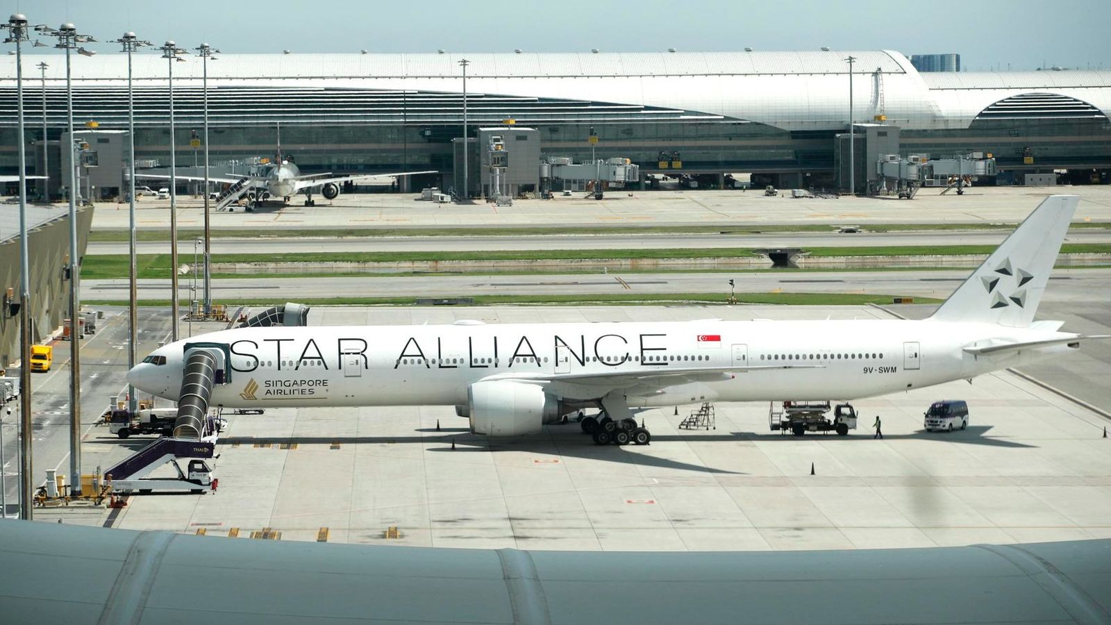 Una aeronau de Singapore Airlines en una pista d'un aeroport tailandés