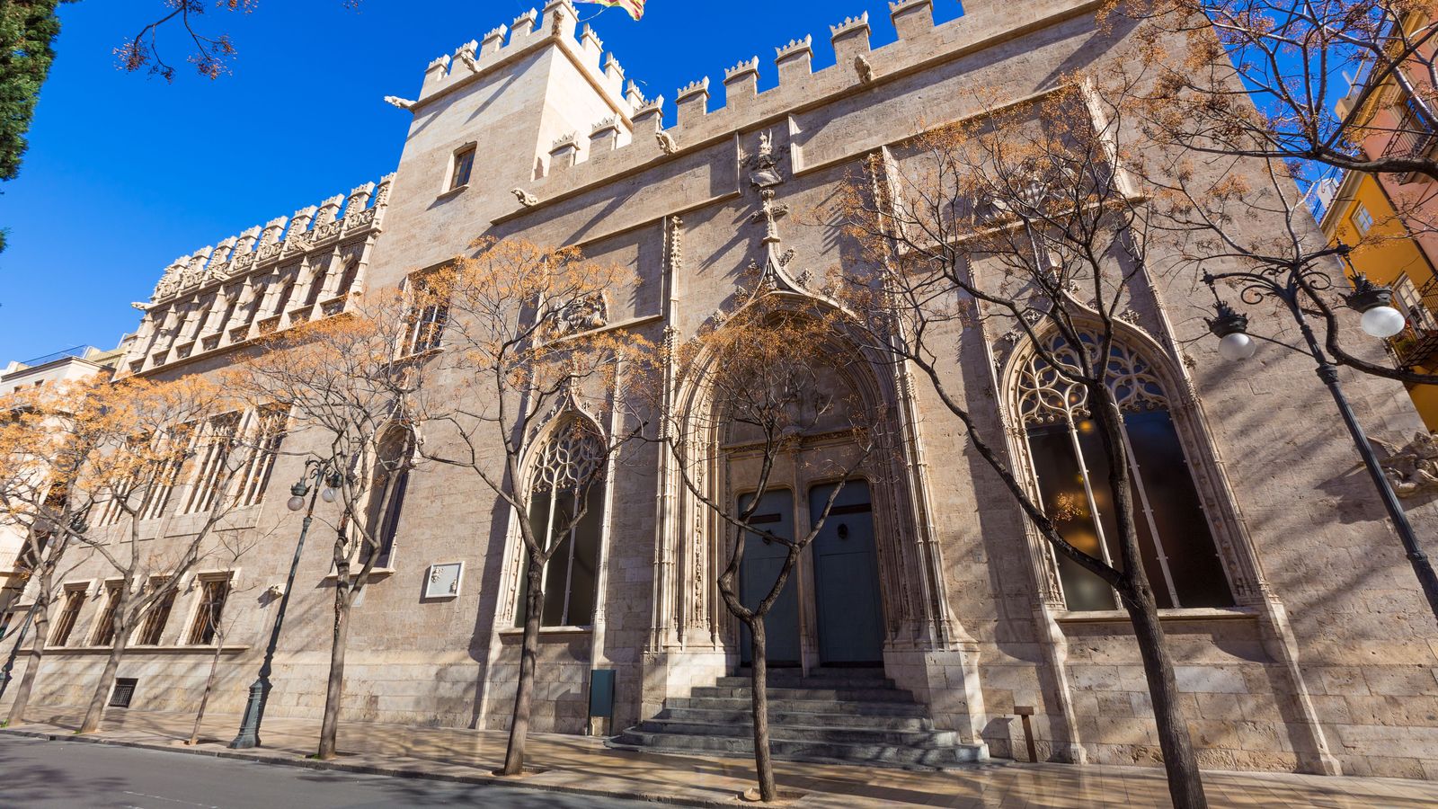 La Llotja de València, protegida com a Patrimoni de la Humanitat, es va veure esguitada per actes incívics aquest cap de setmana