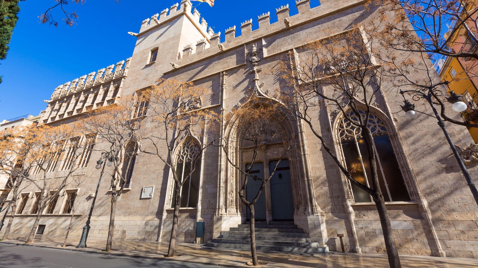 La Llotja de València, protegida com a Patrimoni de la Humanitat, es va veure esguitada per actes incívics aquest cap de setmana La Llotja de València, protegida com a Patrimoni de la Humanitat, es va veure esguitada per actes incívics aquest cap de setmana