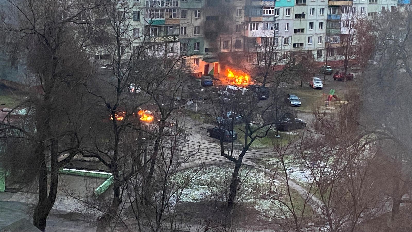 Flames en un edifici residencial de la ciutat ucraïnesa de Mariúpol