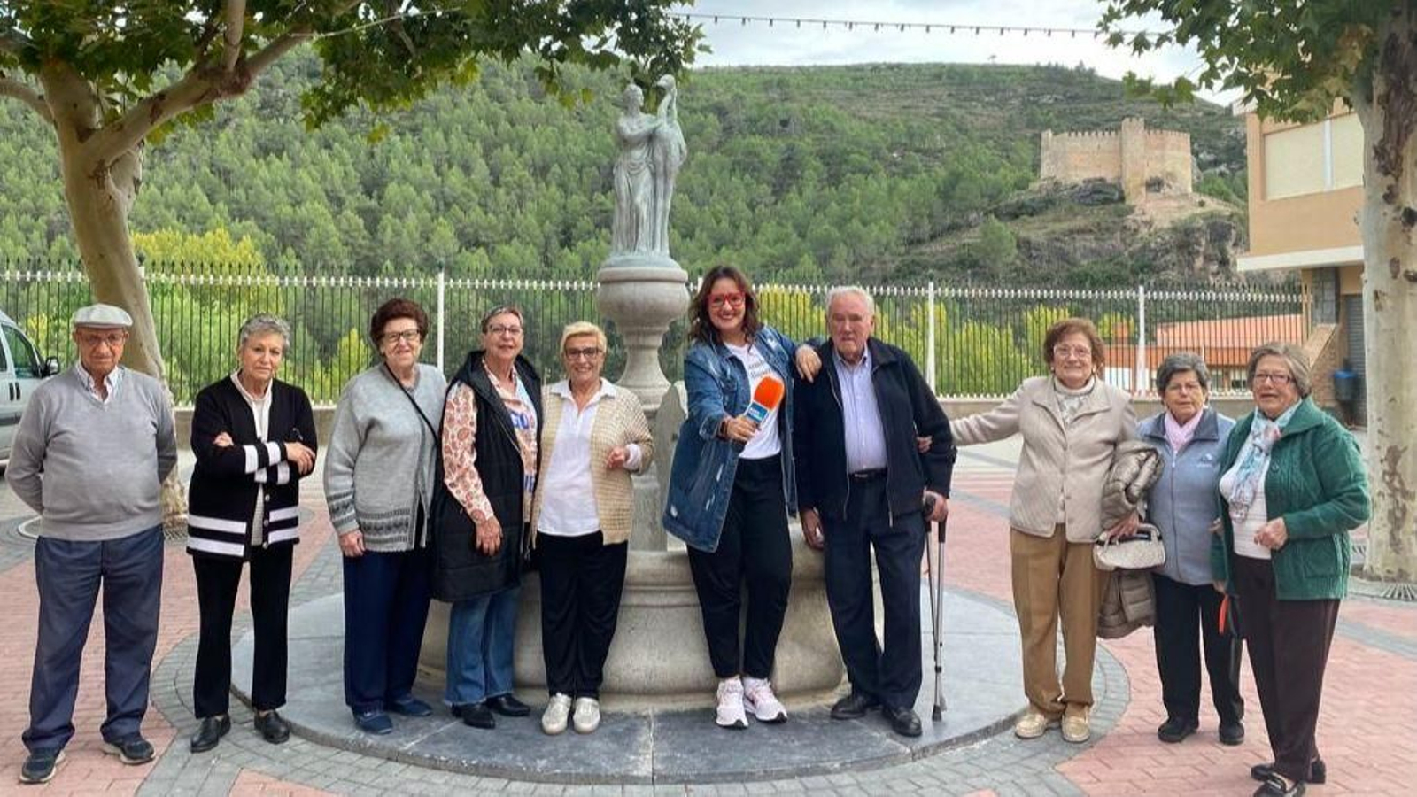 La periodista Chus Lacort de 'Som de casa' amb Vicent 'Faico' i el veïnat de Gaibiel davant de la font