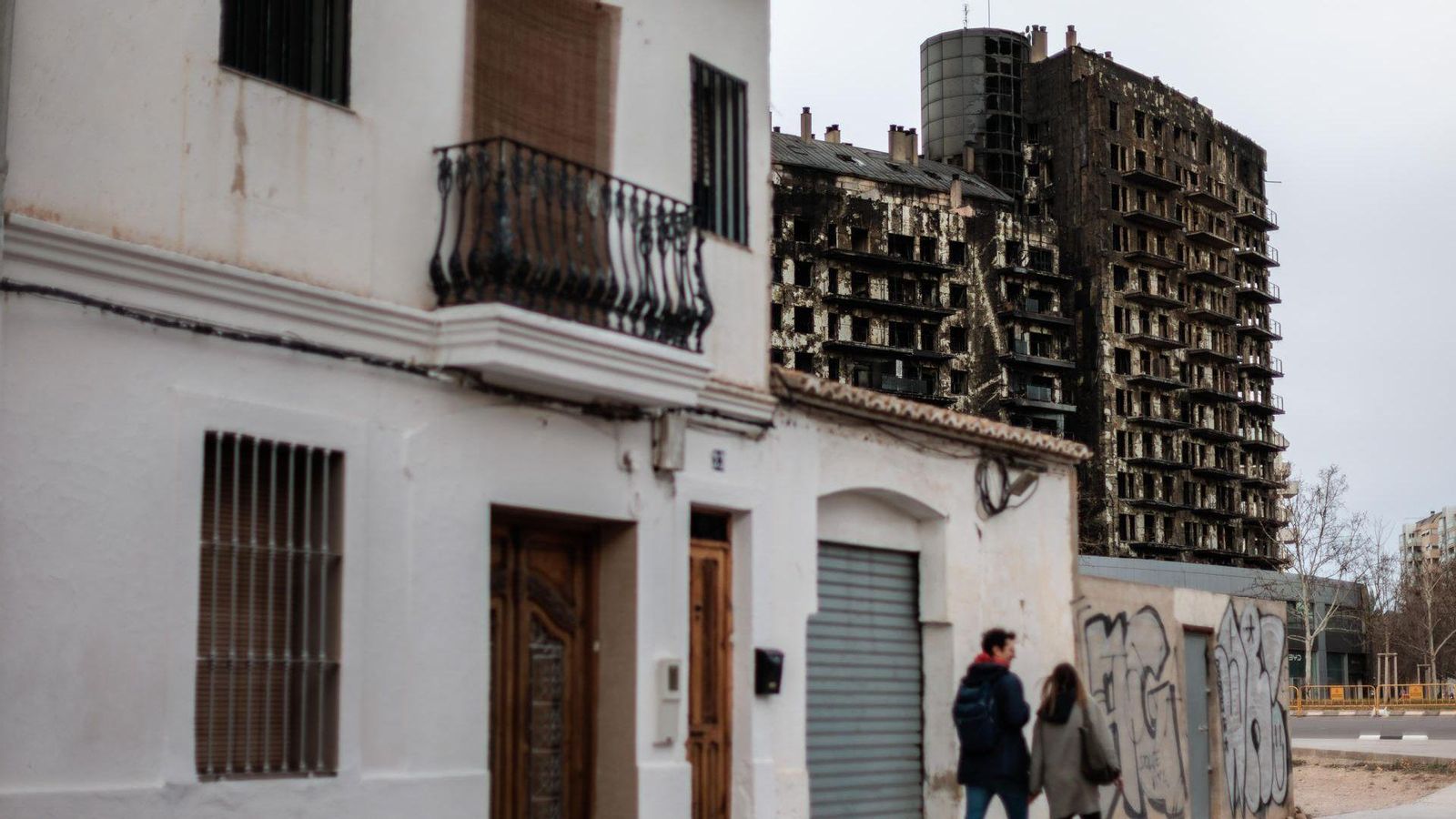 Al fons, els dos edificis incendiats al barri de Campanar dijous passat