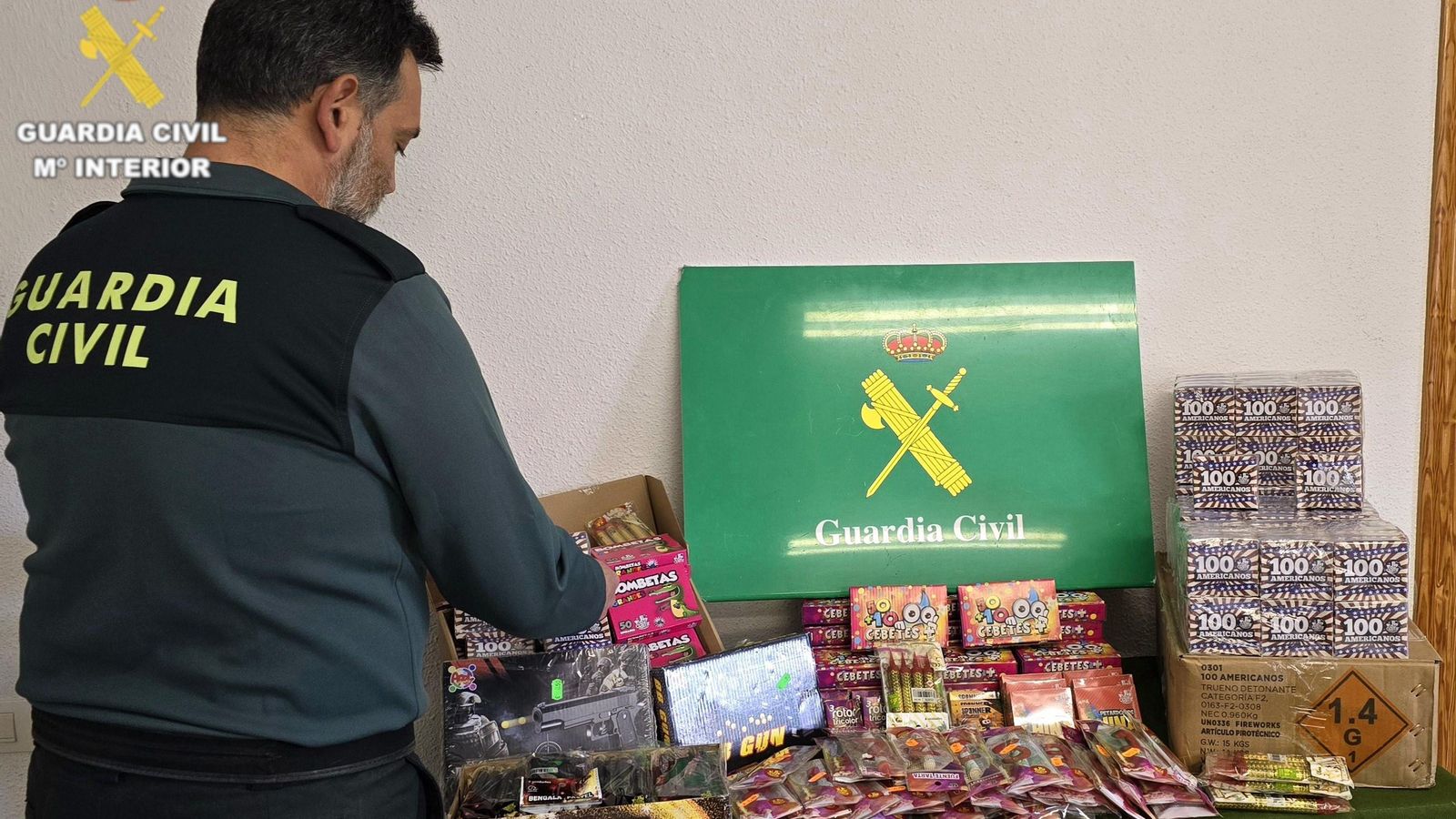 Un agent de la Guàrdia Civil amb material pirotècnic invervingut