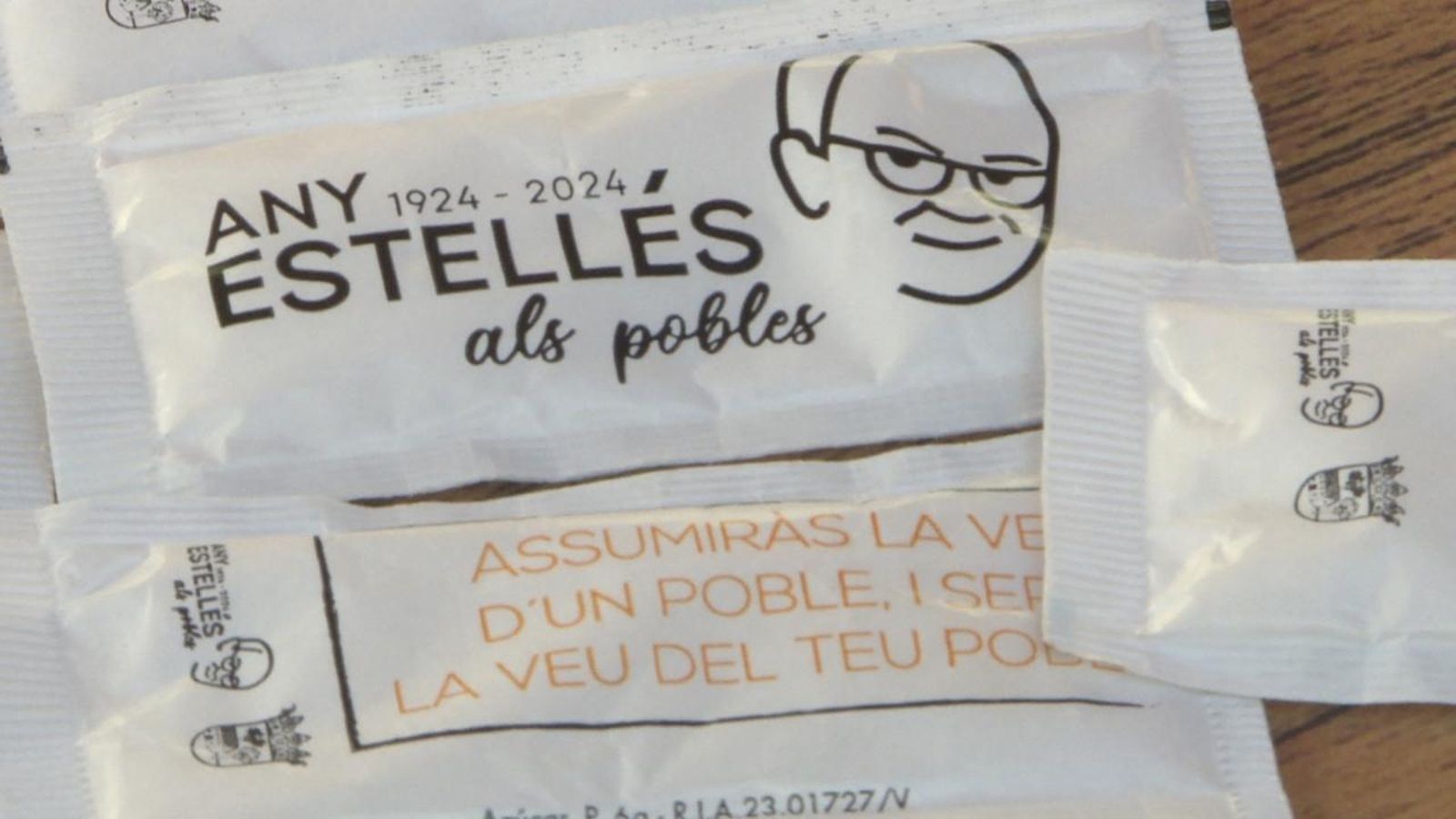 Sobres de sucre amb els versos d'Estellés