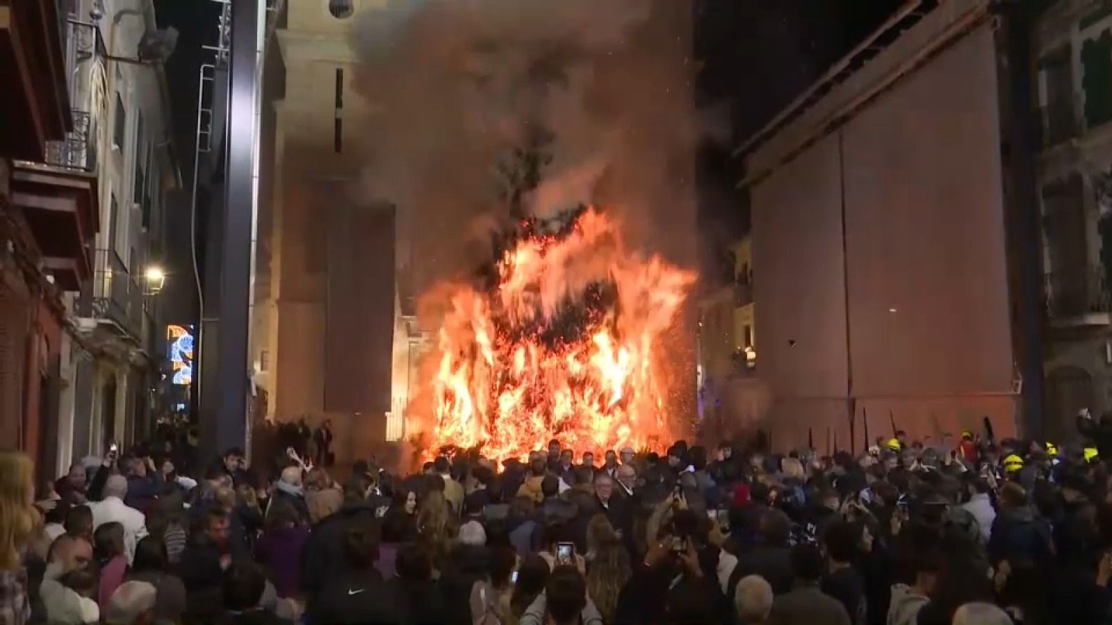 Milers de visitants omplien la Plaça Major de Canals per a veure de prop la cremà de la foguera