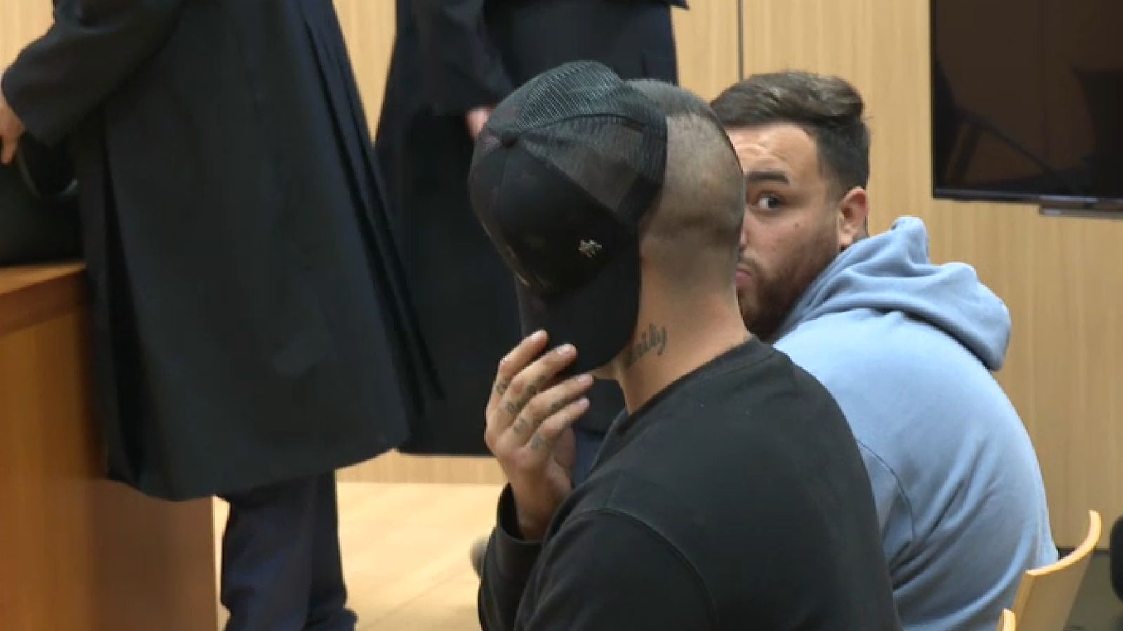 De blau clar, el presumpte autor de l'atropellament del xiquet de huit anys a València