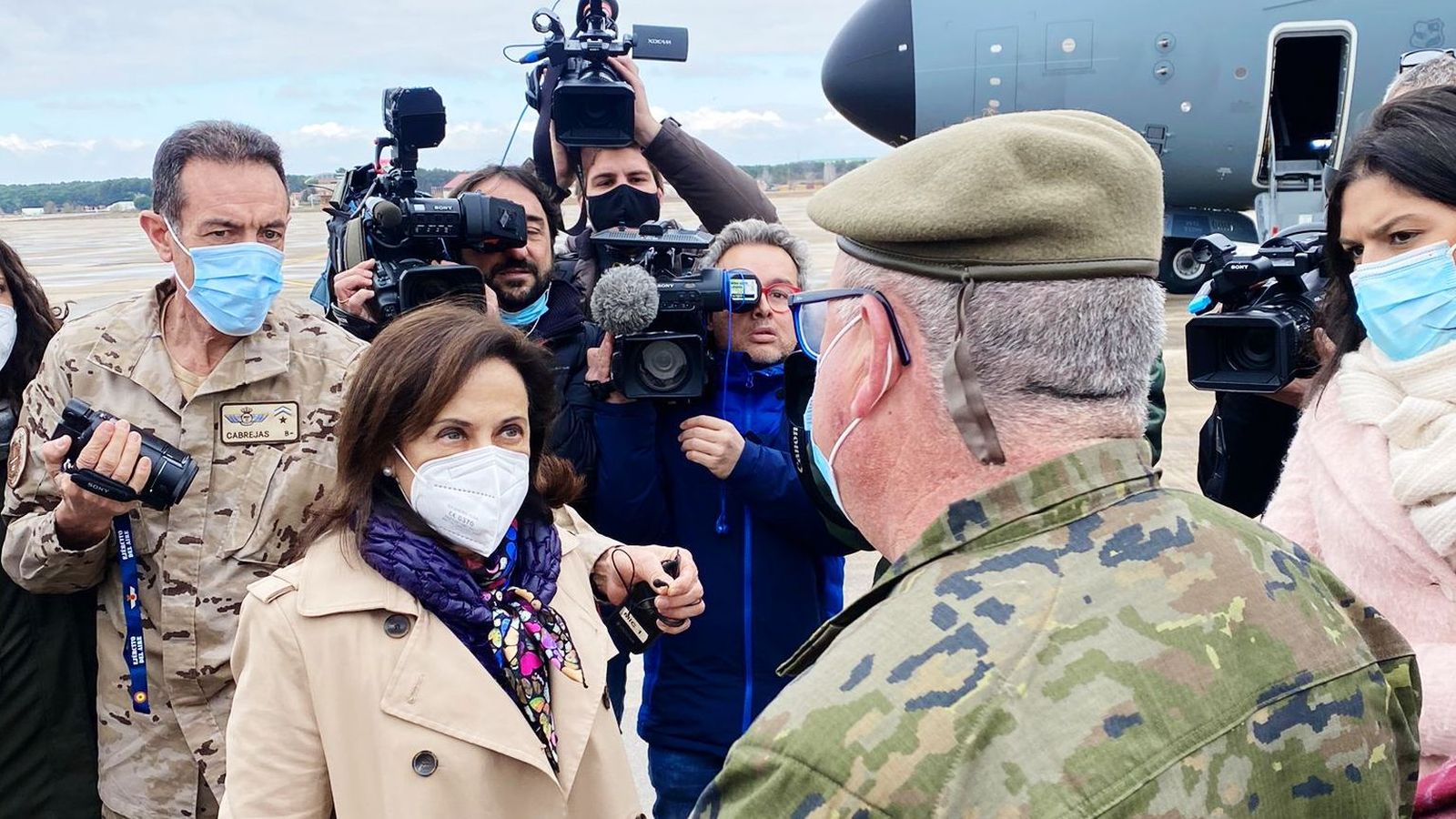 La ministra Margarita Robles en la base de Torrejón de Ardoz a Madrid