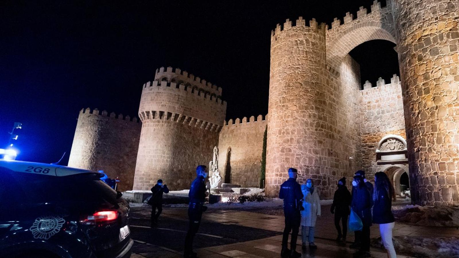 Agents de la Policia Nacional durant el primer dia del toc de queda ampliat a Àvila