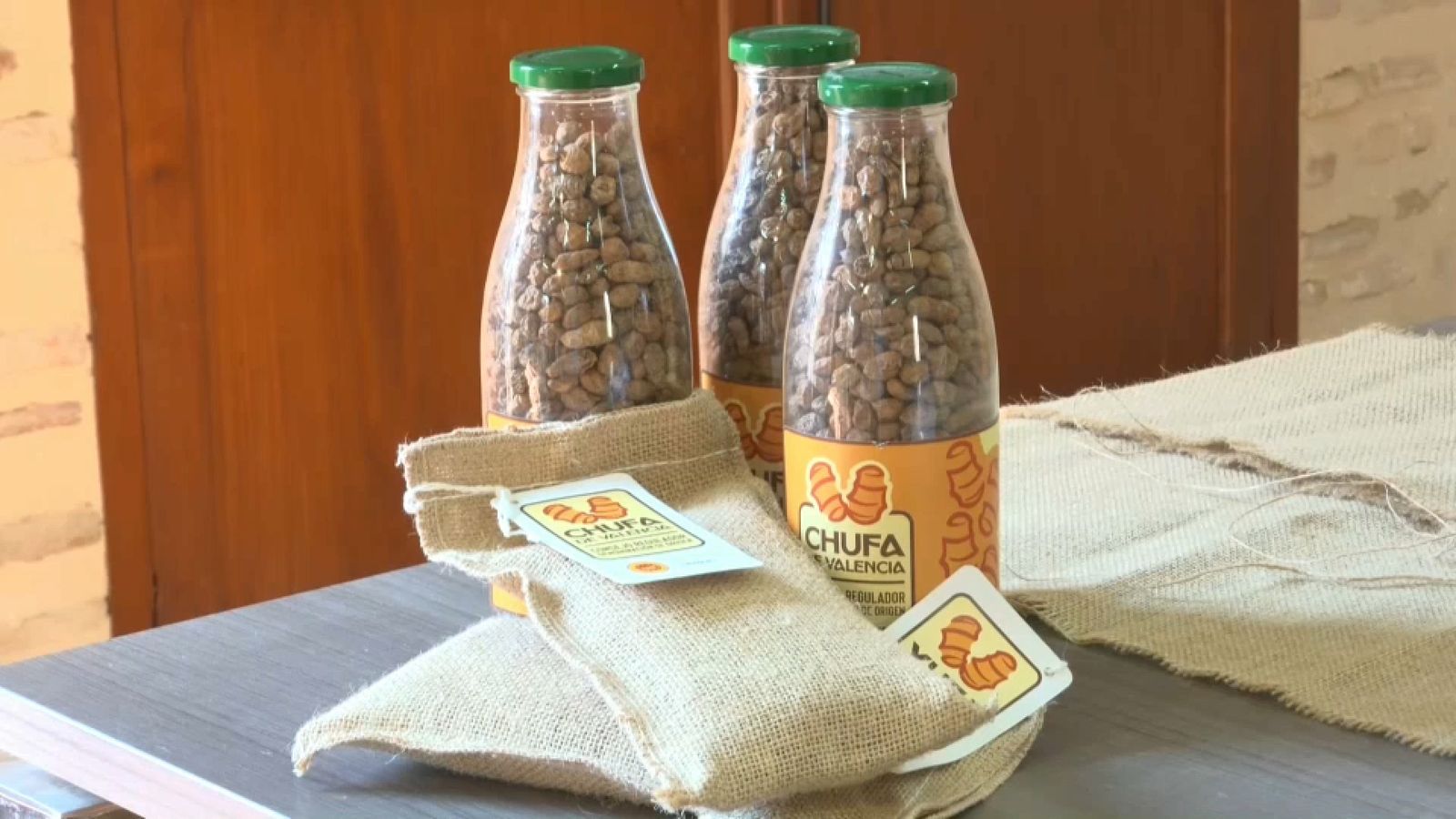 En la imatge, paquets i botelles Denominació d'Origen Protegida Xufa de València