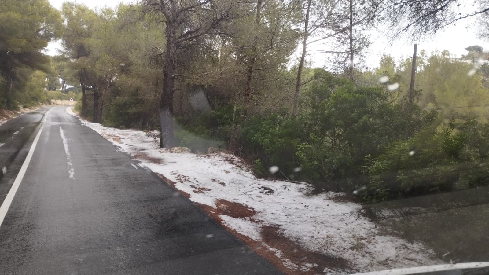 Xicotets muntonets de neu s'acumulaven a les vores de la carretera en la zona del Portitxol de Xàbia aquest dimarts de matí