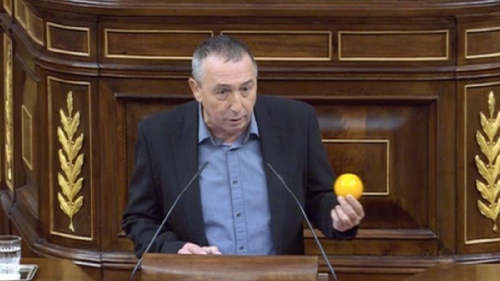 El portaveu de Compromís al Congrés, Joan Baldoví, mostra una taronja