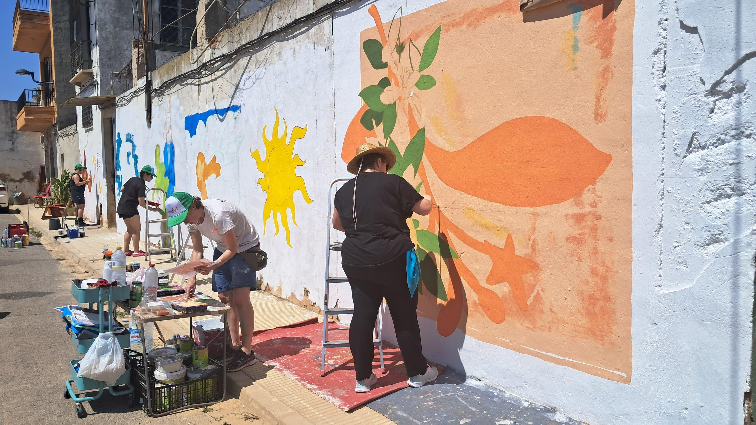 Artistes pinten els murals de RavalART Artistes pinten els murals de RavalART
