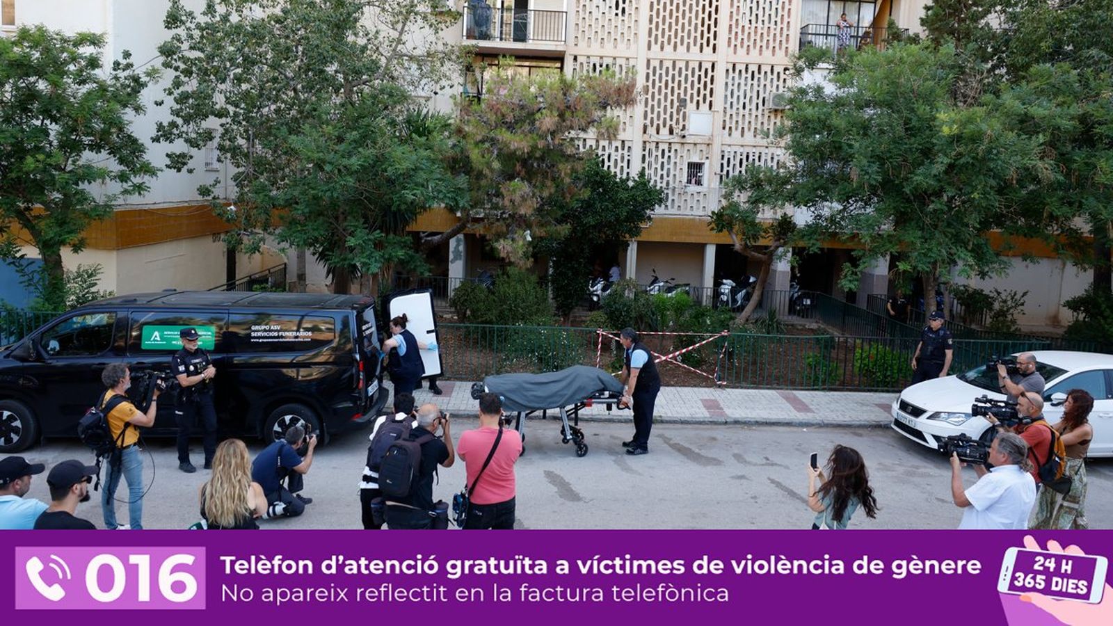 En imatge, l'alçament dels cadàvers del possible crim masclista a Màlaga