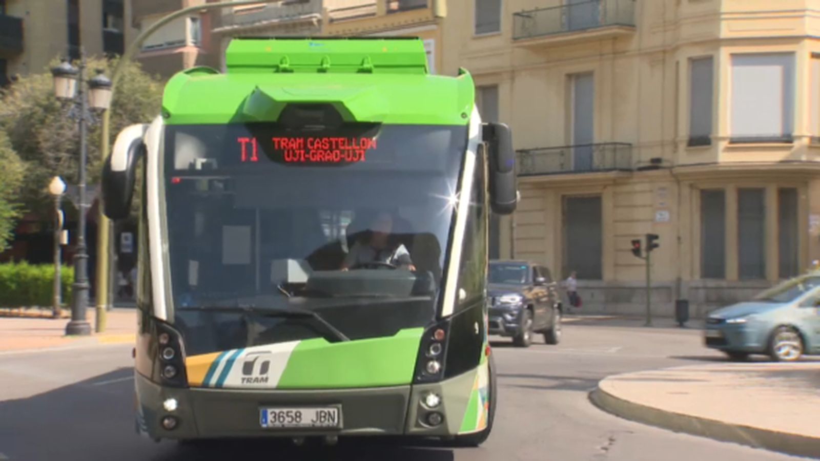 El Tram circulant per la Plaça de la Independència de Castelló.