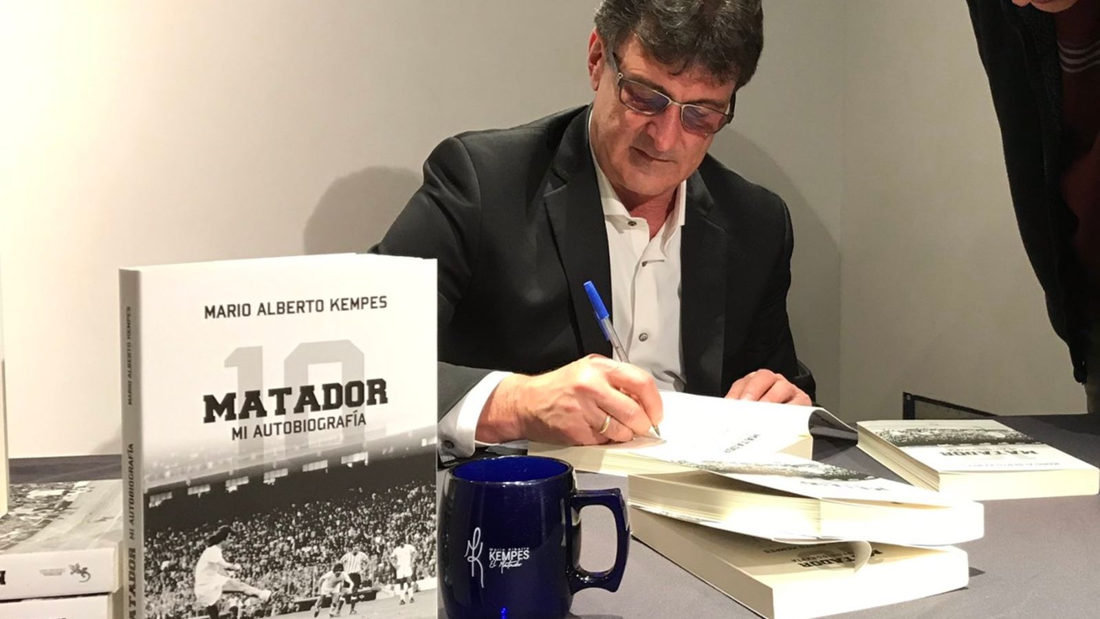 Mario Alberto Kempes firma llibres de la seua autobiografia