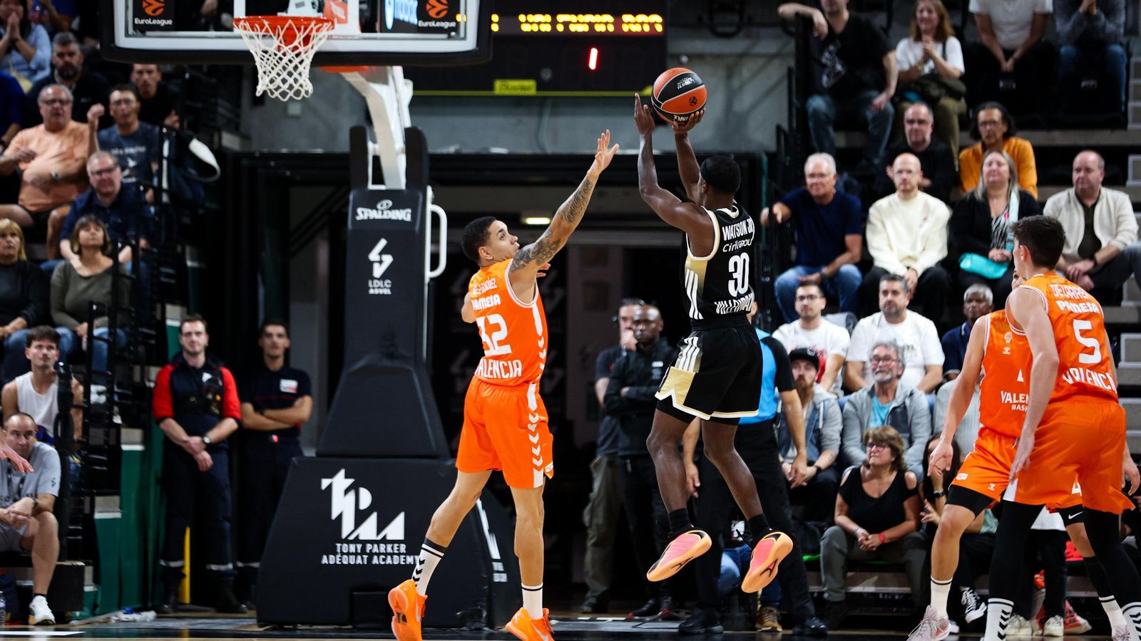 Isaac Nogués tracta de taponar un llançament de Glynn Watson