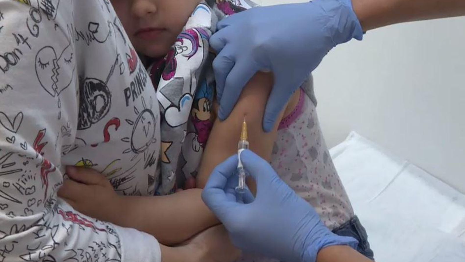 Una xiqueta es vacunada contra la meningitis