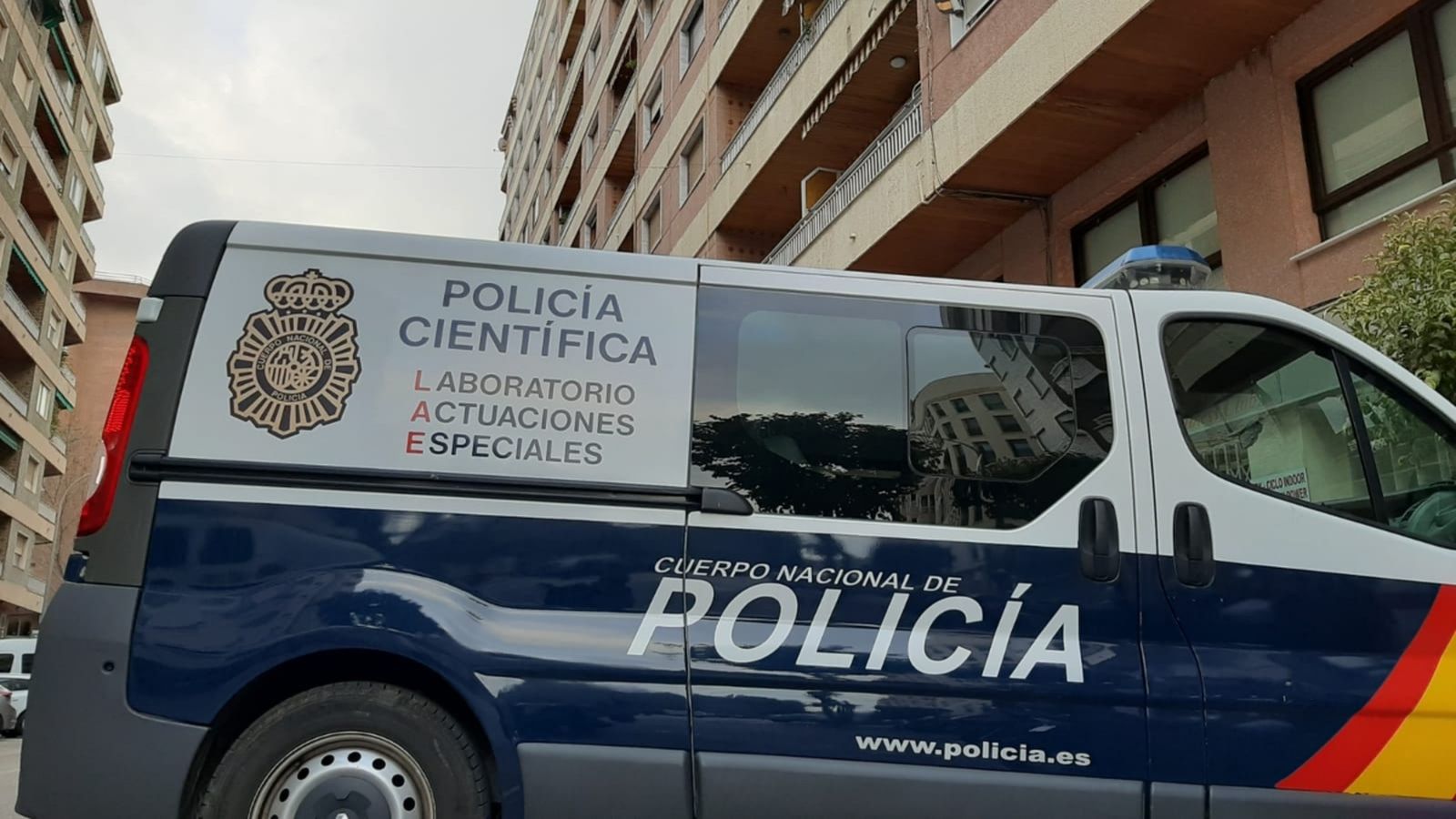 La policia a la porta del domicili a Gandia (Safor)