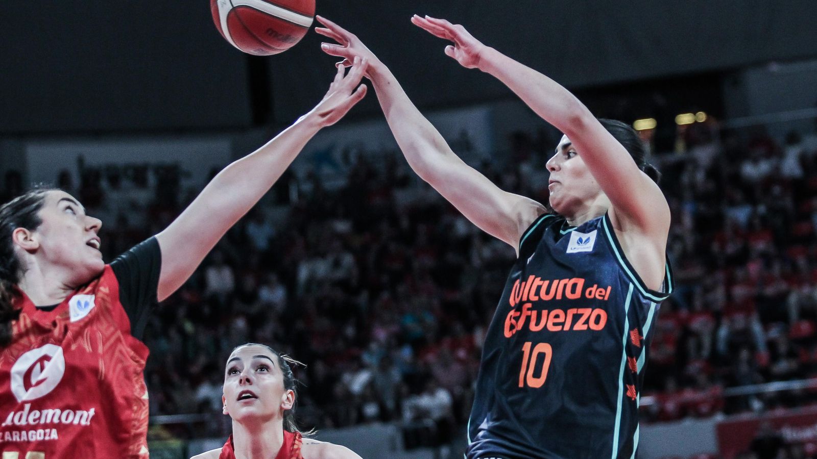Victòria del València Basket sobre el Casademont Saragossa en l'anada de les semifinals pel títol de Lliga Victòria del València Basket sobre el Casademont Saragossa en l'anada de les semifinals pel títol de lliga