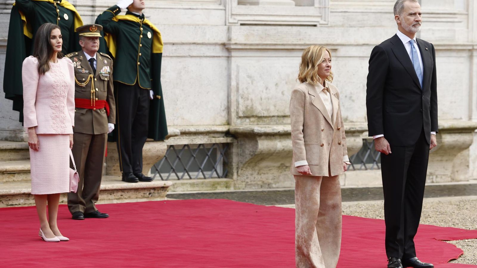 El rei Felip VI amb la primera ministra italiana, Giorgia Meloni, amb la reina Letícia en un altre pla