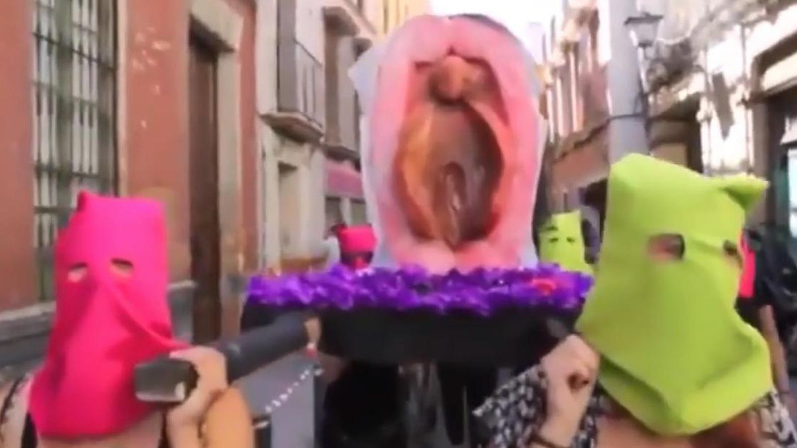 Processó de la vagina de plàstic per la qual s'enjudicia les tres acusades