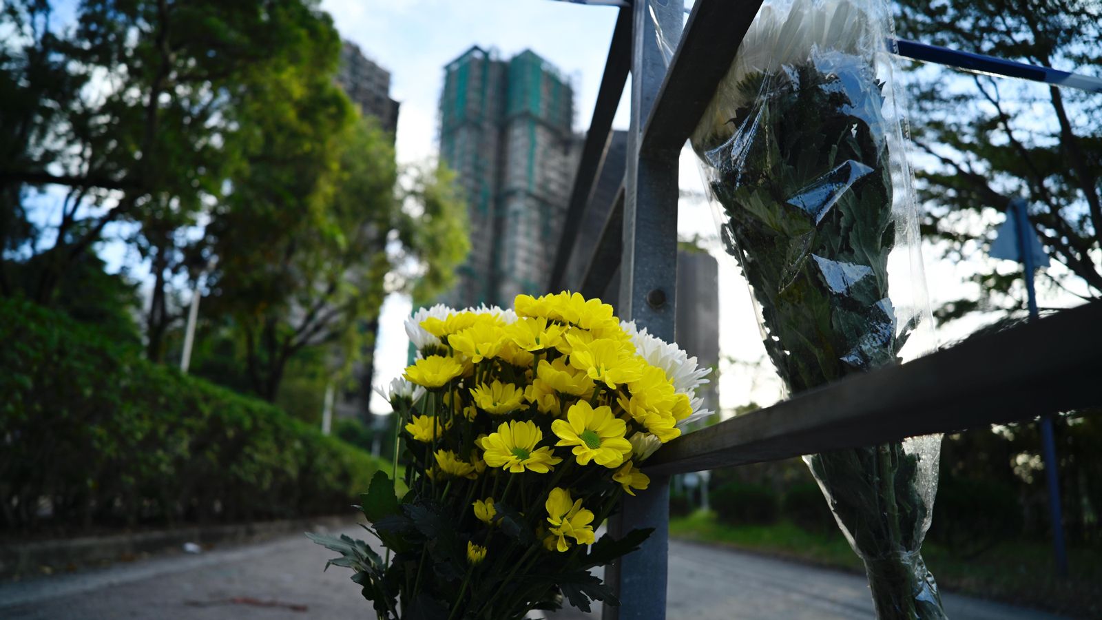 Flors per les víctimes en els voltants del complex incendicat a Hong Kong