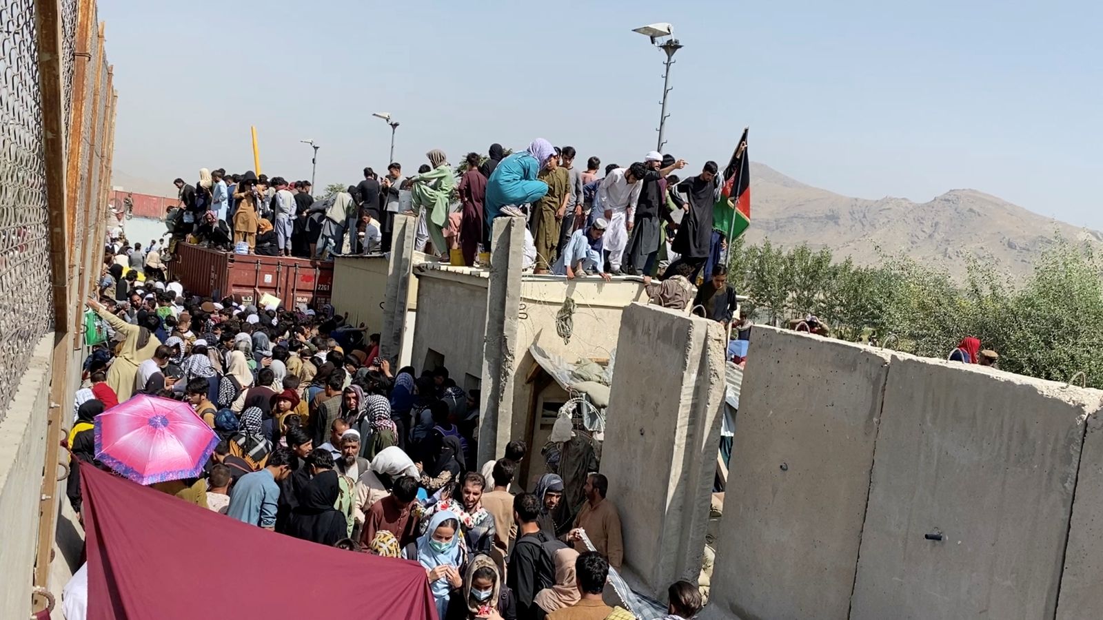 Una multitud de persones, amuntegada fora de l'aeroport de Kabul
