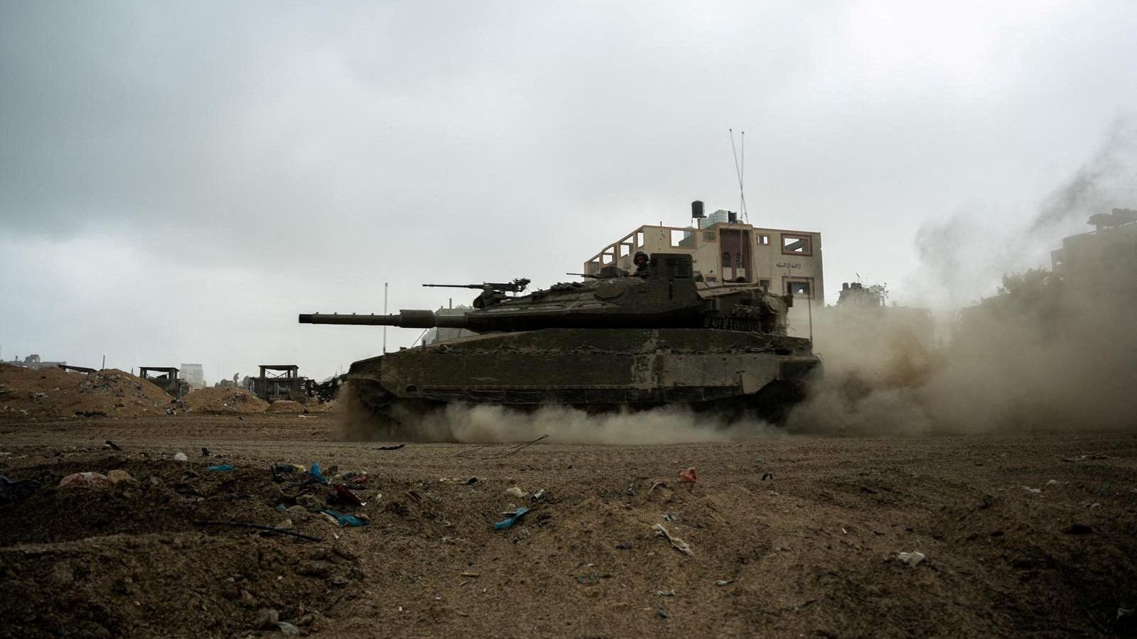Un tanc israelià patrulla en la ciutat de Gaza